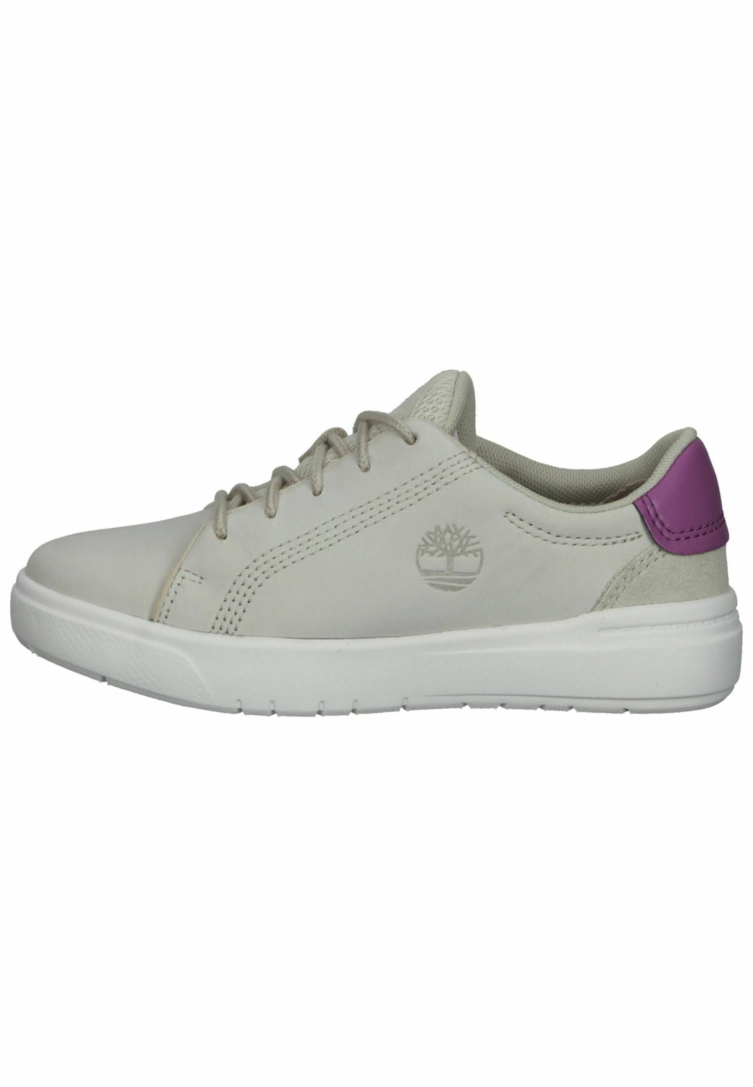 Helle graue Leder-Sneaker mit weißer Gummisohle. Verfügt über flache Schnürsenkel, seitliche Nähte und einen lila Akzent an der Ferse. Timberland-Logo sichtbar.