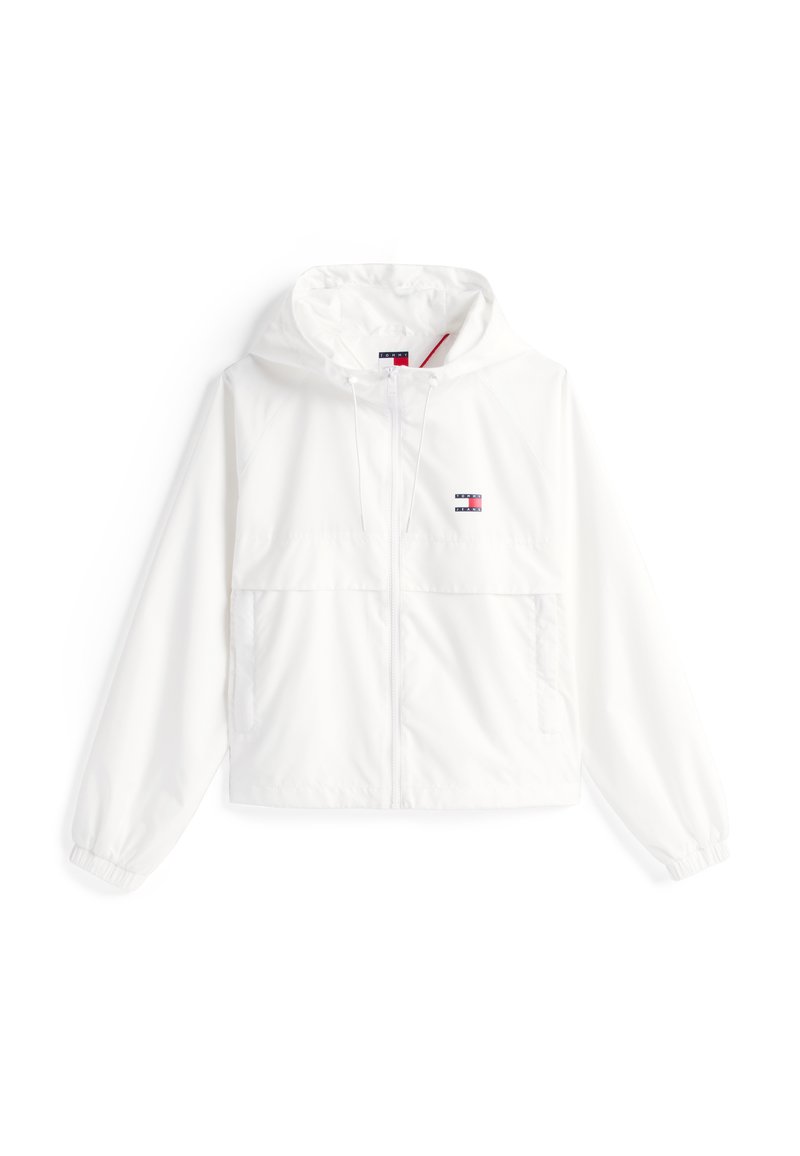 Weiße Kapuzenjacke aus leichtem Material mit einem Frontreißverschluss, elastischen Bündchen und einem kleinen Logo auf der Brust. Zwei Vorderaschen.