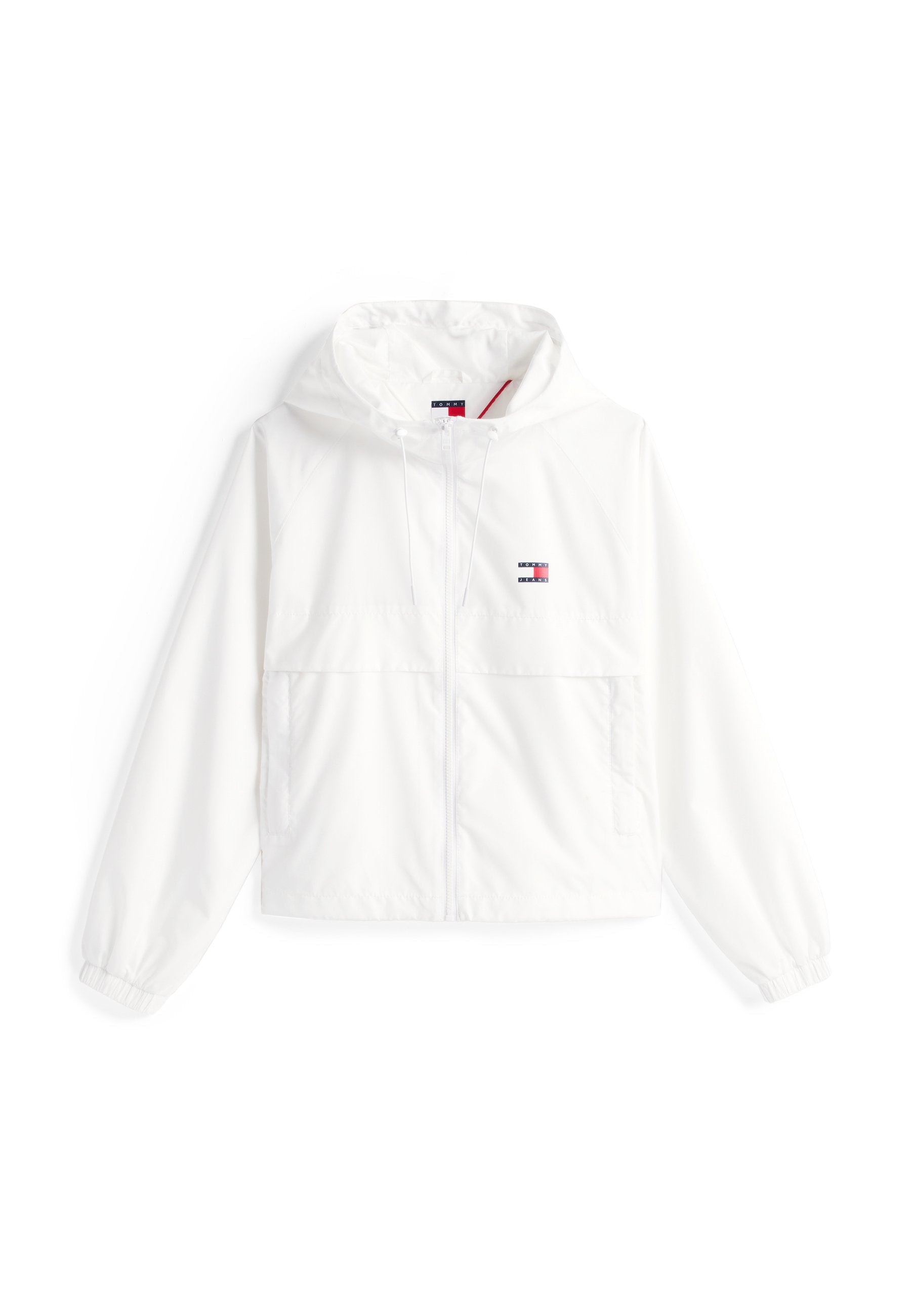 Weiße Kapuzenjacke aus leichtem Material mit einem Frontreißverschluss, elastischen Bündchen und einem kleinen Logo auf der Brust. Zwei Vorderaschen.