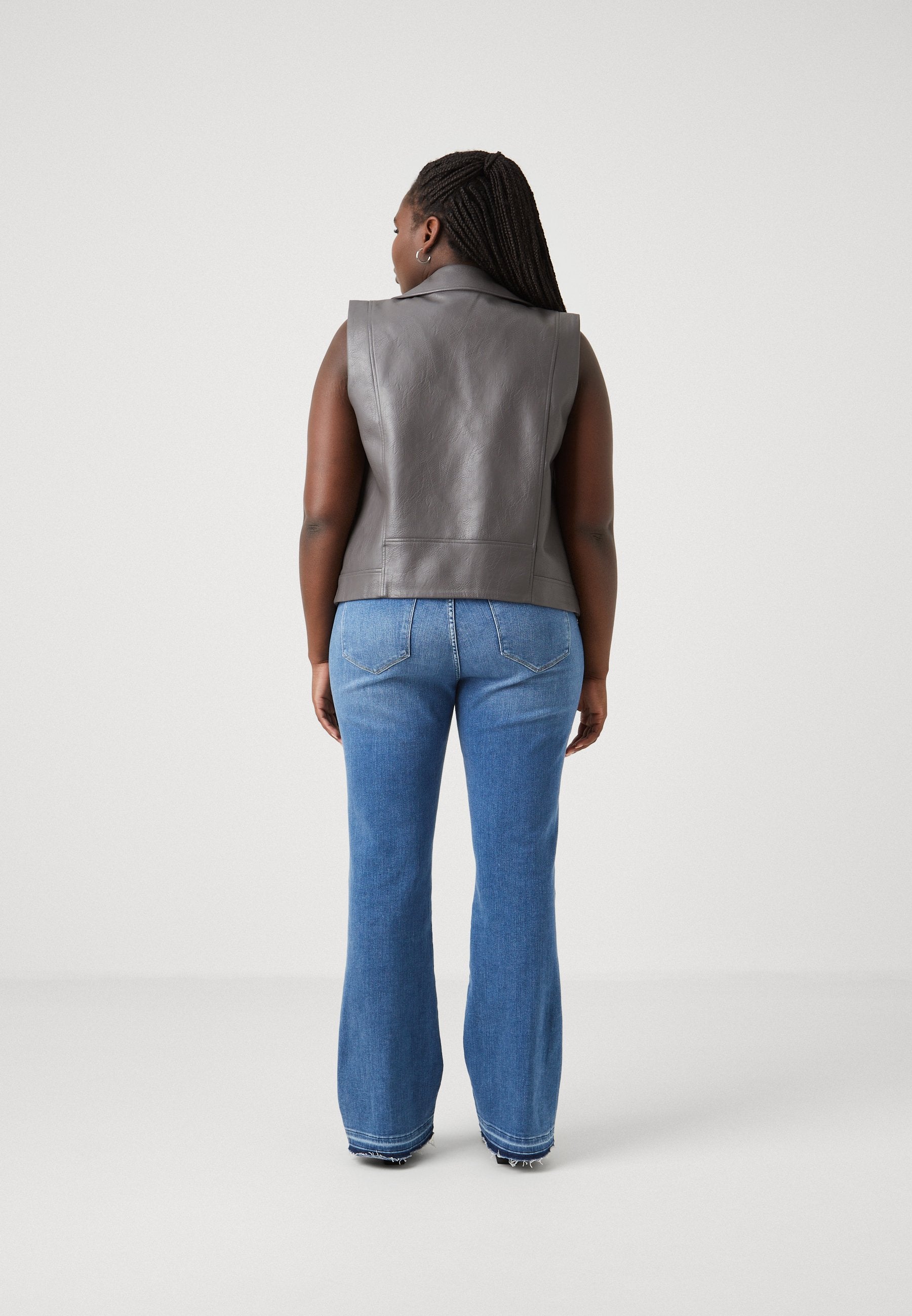 CARVERA WAISTCOAT Media 4