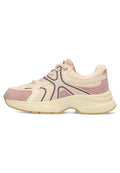 Hellrosa und cremefarbene Sneaker aus Mesh und Wildleder, mit kontrastierenden schwarzen Details und einer dicken, strukturierten Sohle.