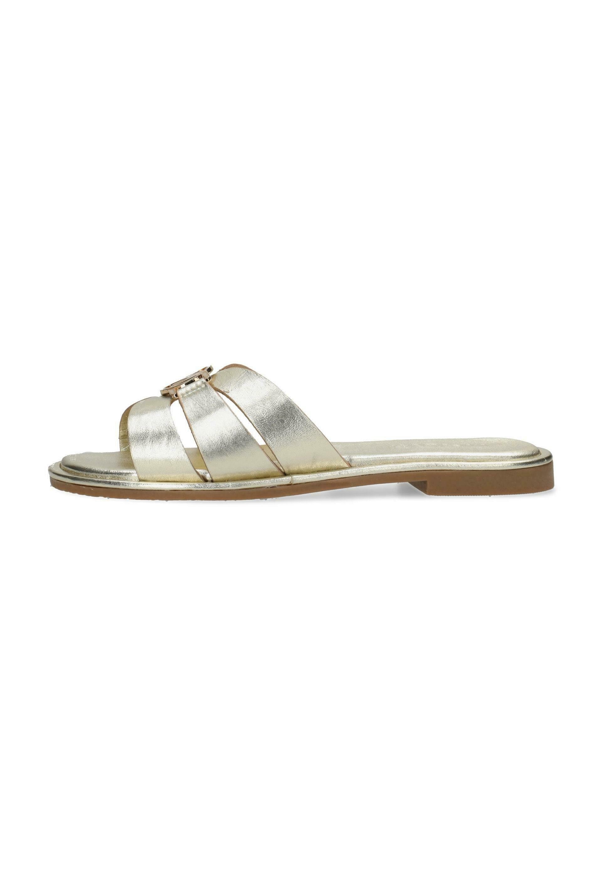 Metallic gold Slipper mit zwei breiten Riemen und einer dekorativen Schnalle. Flache Sohle mit einer hellbraunen Basis. Glatte Textur.