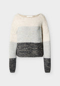 Strickpullover mit breiten horizontalen Farbblöcken in Creme, Hellgrau und Dunkelgrau, mit langen Ärmeln und rundem Ausschnitt.