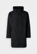 Schwarze wasserdichte Parka mit hohem Kragen und verstellbarem Kapuze. Verfügt über einen Frontreißverschluss, lange Ärmel und zwei Seitentaschen. Minimalistisches Design.