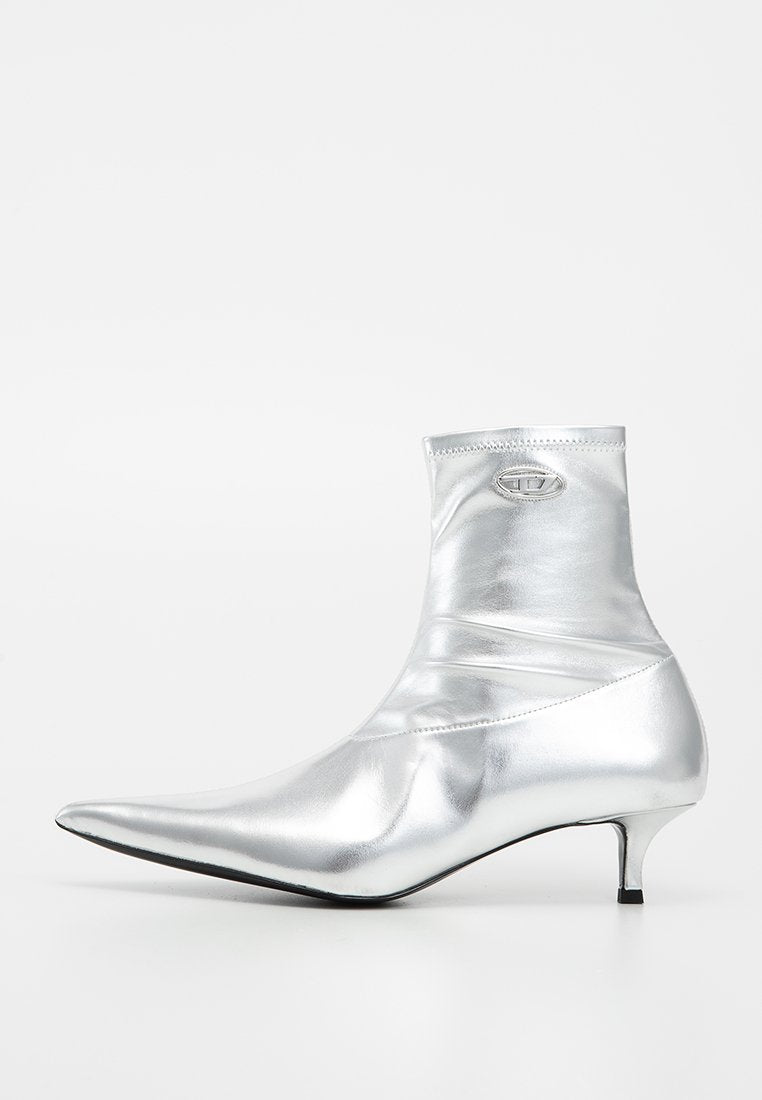 Silberner Knöchelstiefel mit spitzem Zehenbereich, aus glänzendem, metallic Material. Verfügt über einen engen Schaft mit einem kleinen Absatz und einem Logodetail.