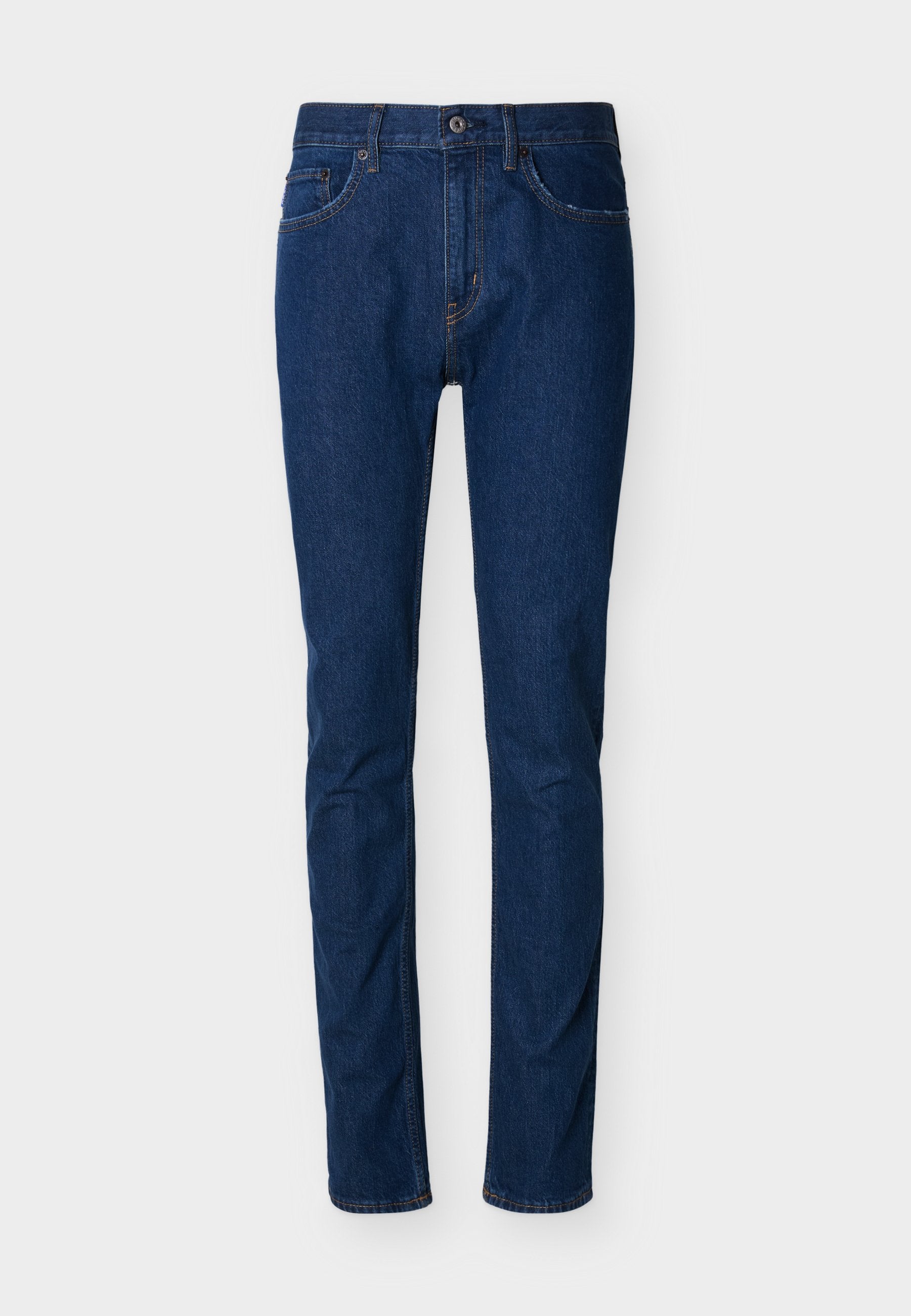 Dunkelblaue Denim-Jeans mit schmaler Passform, Fünf-Taschen-Design, sichtbaren Nahtdetails und Knopfverschluss an der Taille. Glatte Textur.