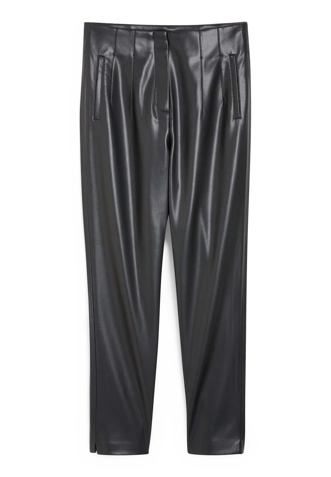 Schwarze Kunstlederhosen mit glatter Textur, die über Vorderfalten und seitliche Taschen verfügen. Gerades Bein Design, ohne sichtbare Verschlüsse.