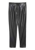 Schwarze Kunstlederhosen mit glatter Textur, die über Vorderfalten und seitliche Taschen verfügen. Gerades Bein Design, ohne sichtbare Verschlüsse.