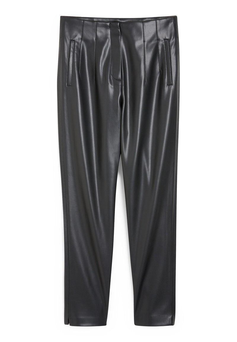 Schwarze Kunstlederhosen mit glatter Textur, die über Vorderfalten und seitliche Taschen verfügen. Gerades Bein Design, ohne sichtbare Verschlüsse.