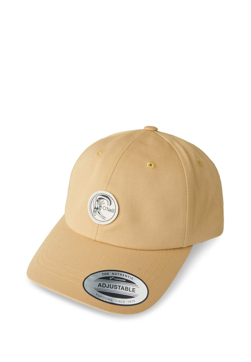 Gelbe Baumwollmütze mit abgerundetem Kronenteil, gebogenem Schirm und verstellbarem Riemen. Verfügt über ein rundes Logopatch auf der Vorderseite und ein Etikett an der Seite.