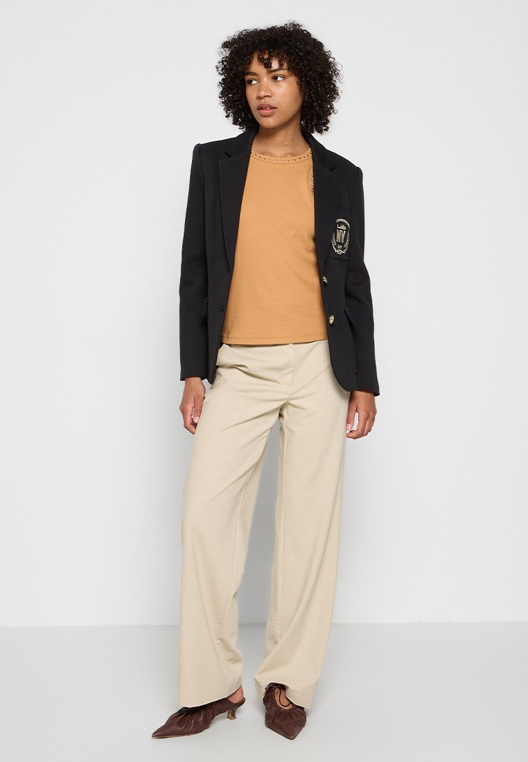 DKNY