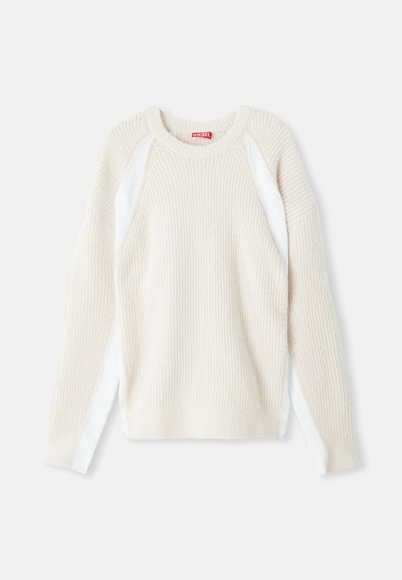 Strickpullover in hellem Beige mit gerippter Textur. Verfügt über weiße Seitenteile und einen runden Halsausschnitt. Lange Ärmel mit lässiger Passform.
