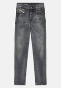 Dunkelgraue Jeans aus Denim mit einer verblassten Optik, über einen Knopfverschluss sowie fünf Taschen verfügend und einem leicht ausgefransten Saum am unteren Ende.