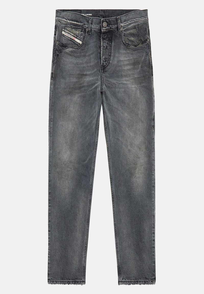 Dunkelgraue Jeans aus Denim mit einer verblassten Optik, über einen Knopfverschluss sowie fünf Taschen verfügend und einem leicht ausgefransten Saum am unteren Ende.