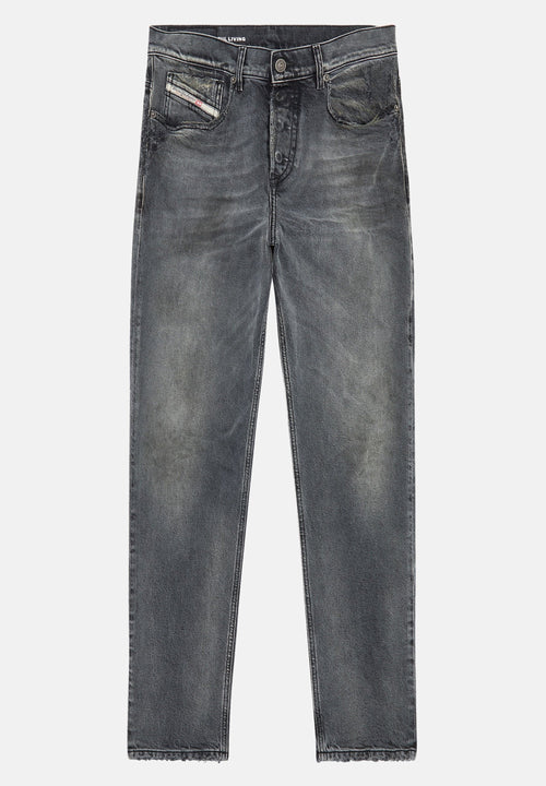 Dunkelgraue Jeans aus Denim mit einer verblassten Optik, über einen Knopfverschluss sowie fünf Taschen verfügend und einem leicht ausgefransten Saum am unteren Ende.