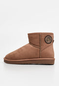 Braune Wildleder-Ankle-Boots mit runder Spitze, gesteppten Details und einem kreisförmigen Logo-Patch an der Seite. Hat eine Gummisohle mit Zickzack-Kanten.