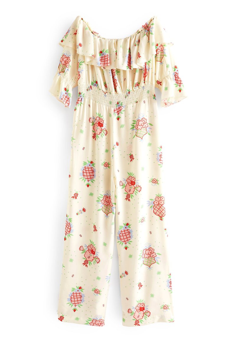 Cremfarbener Jumpsuit mit schulterfreiem Design, gerafftem Ausschnitt, elastischem Bund, halben Ärmeln sowie roten Blumen- und grünen Blattmustern.