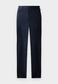 Marineblau, gerade geschnittene Hose aus glattem Stoff. Mit Reißverschluss, Knopfverschluss und einer dezenten Seitentasche. Keine sichtbaren Muster.