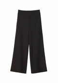 Schwarze weit geschnittene Hosen mit einem perforierten Design, hergestellt aus leichtem Material mit glatter Textur und ohne sichtbare Verschlüsse.