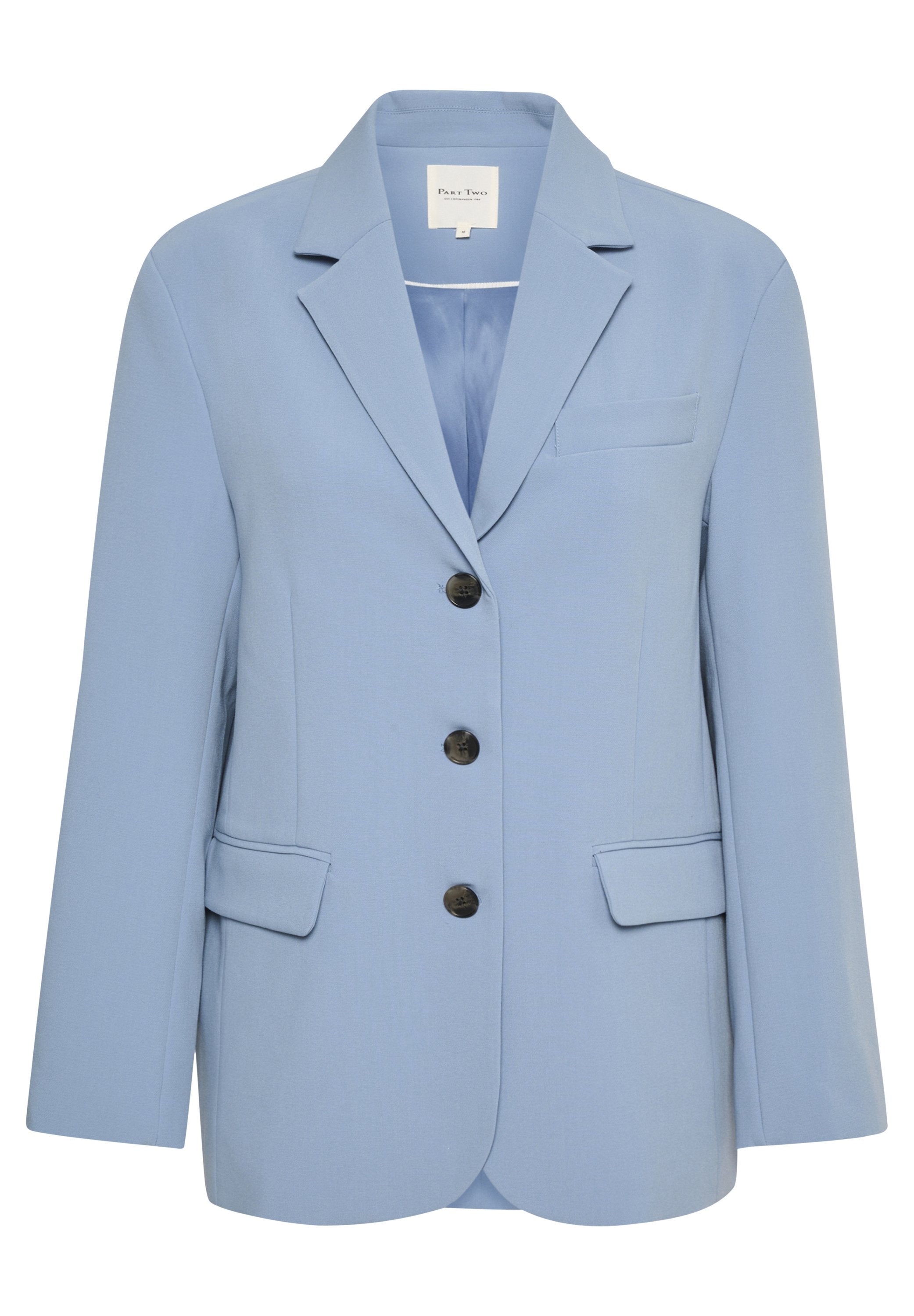 Hellblaues Blazer aus glattem Stoff, mit einem Reverskragen, einer einzelnen Brusttasche, zwei Fronttaschen und schwarzen Knöpfen.