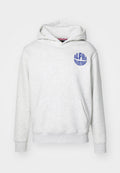 Hellgraue Kapuzenjacke aus weichem Material. Besitzt eine Fronttasche und ein blaues "ALPHA INDUSTRIES"-Logo auf der oberen linken Seite.