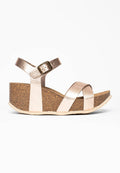 Rosenholzfarbene Leder-Wedgesandalen mit überkreuzten Riemen, verstellbarem Knöchelriemen und strukturiertem hellbraunem Korksohle.