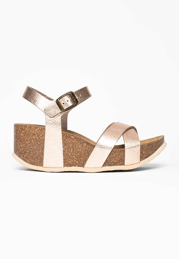 Rosenholzfarbene Leder-Wedgesandalen mit überkreuzten Riemen, verstellbarem Knöchelriemen und strukturiertem hellbraunem Korksohle.