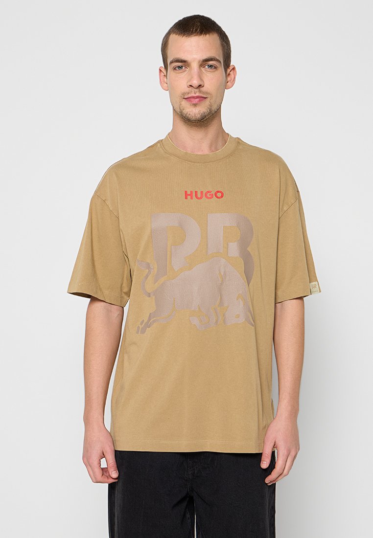 Sehr übergroßes T-Shirt aus Baumwolle, mit einem großen metallisch grauen Stiergrafik und rotem "HUGO"-Schriftzug auf der Brust. Kurze Ärmel.