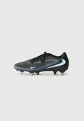 Schwarze Fußballschuhe mit einer strukturierten Oberseite, grauen Akzenten und einem hellblauen Swoosh. Ausgestattet mit einer runden Zehe und sechs klaren, genoppten Stollen.