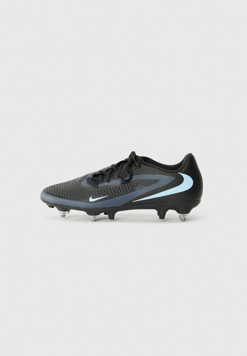 Schwarze Fußballschuhe mit einer strukturierten Oberseite, grauen Akzenten und einem hellblauen Swoosh. Ausgestattet mit einer runden Zehe und sechs klaren, genoppten Stollen.