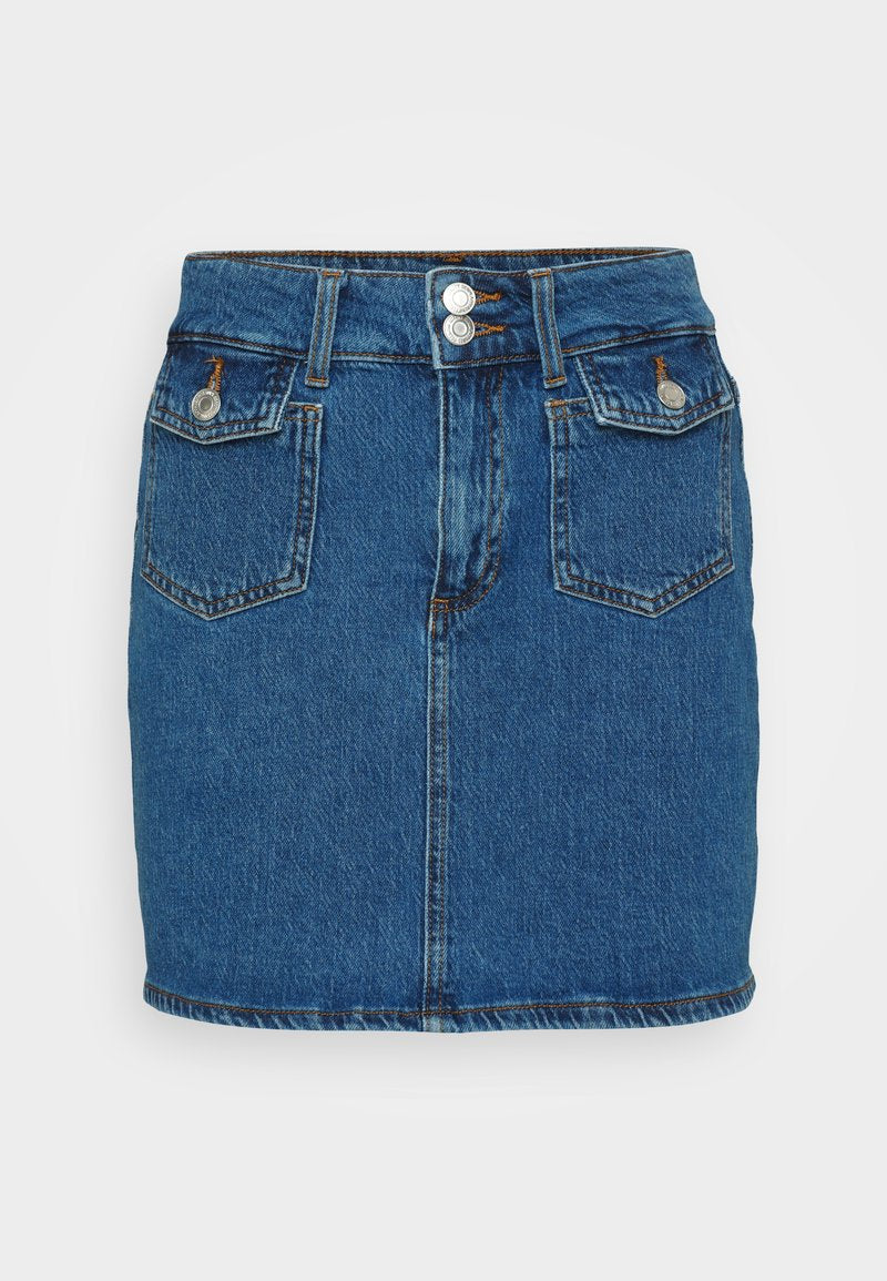 Dunkelblaue Denim-Minirock mit hoher Taille, zwei vorderen Knöpfen, Fünf-Taschen-Design und Kontrastnähten am Saum.