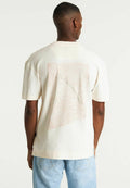 Cremfarbener Baumwoll-T-Shirt mit kurzen Ärmeln, mit einem pinkfarbenen Konturen-Design auf der Rückseite. Quadratische Form, lockere Passform und weiche Textur.