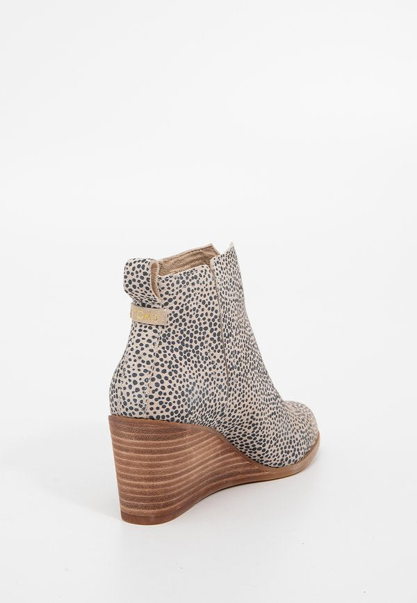 TOMS CLARE
