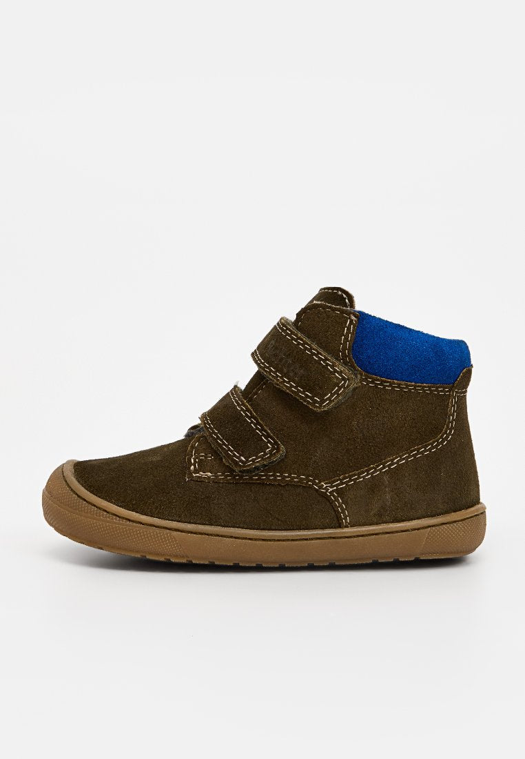 Braune Wildlederstiefel mit zwei Klettverschlüssen, einem blauen Textilkragen und einer Gummisohle. Kontrastnähte betonen das Design.