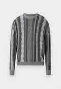 Gr cardigan in grauem Muster mit horizontalen Streifen in unterschiedlichen Texturen, geripptem Halsausschnitt und Bündchen. Das Material hat eine weiche, gestrickte Oberfläche.