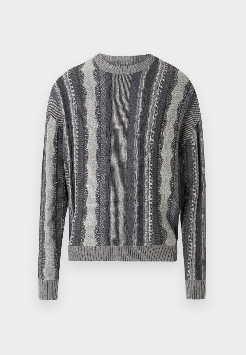 Gr cardigan in grauem Muster mit horizontalen Streifen in unterschiedlichen Texturen, geripptem Halsausschnitt und Bündchen. Das Material hat eine weiche, gestrickte Oberfläche.