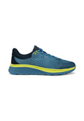 Blauer Sportschuh mit gelben Akzenten, Mesh-Obermaterial, gepolsterter Sohle und seitlichen Belüftungsdetails, entworfen für Laufen oder Freizeitkleidung.