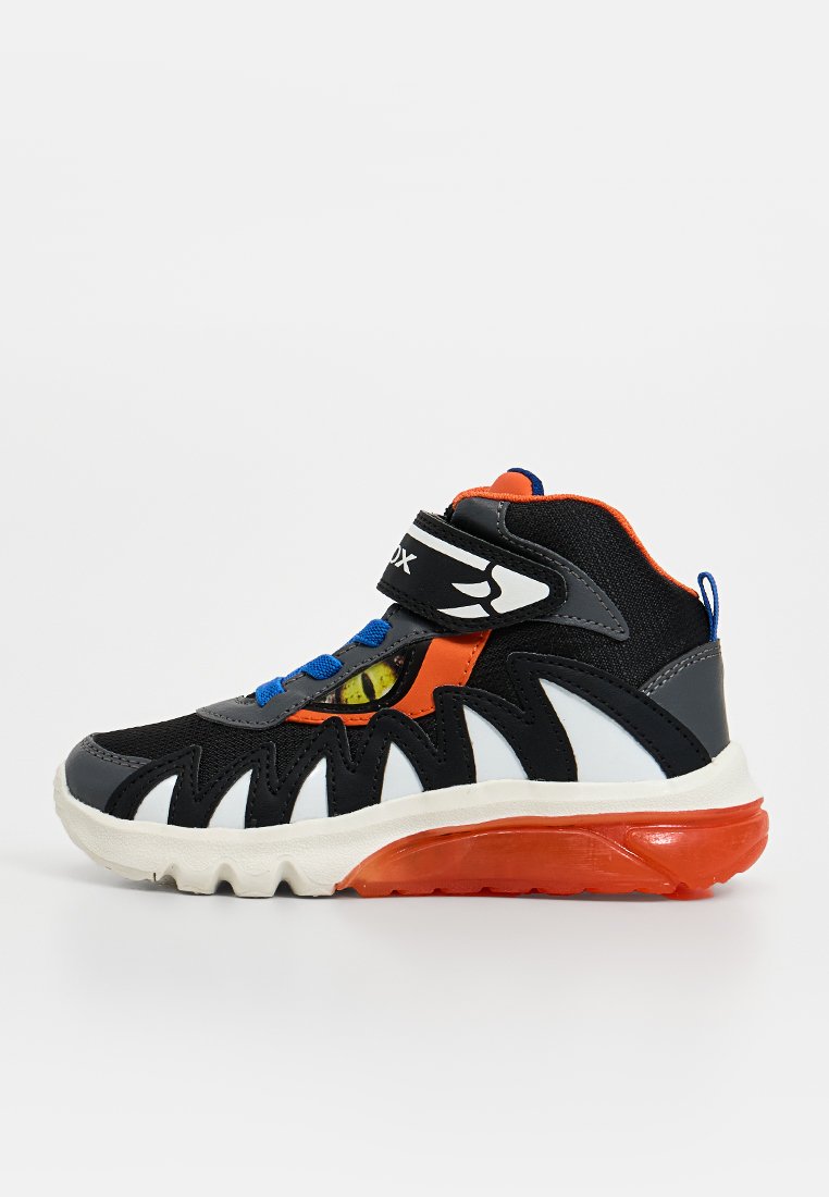 Schwarze Sportschuhe mit orangefarbenen und blauen Akzenten, Obermaterial aus strukturiertem Stoff und einer robusten Gummisohle. Verfügt über einen Velcro-Riemen und auffällige Ausschnitte.