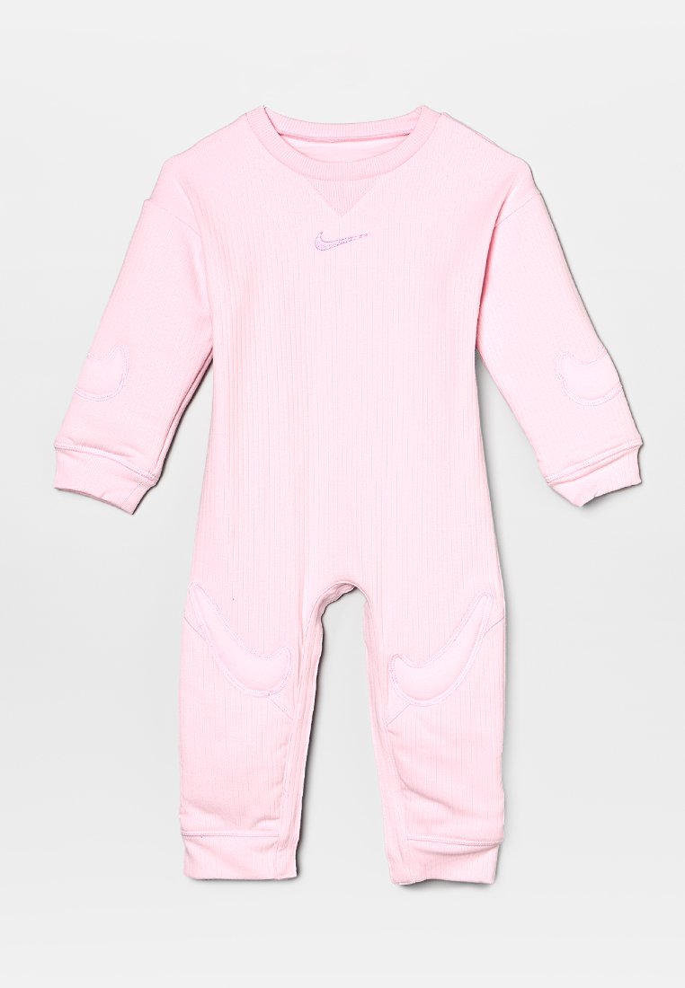Rosa Baumwoll-Overall mit langen Ärmeln, gerippter Textur, rundem Ausschnitt und Logo-Details auf Brust und Ärmeln. Enthält Knie-Patches.