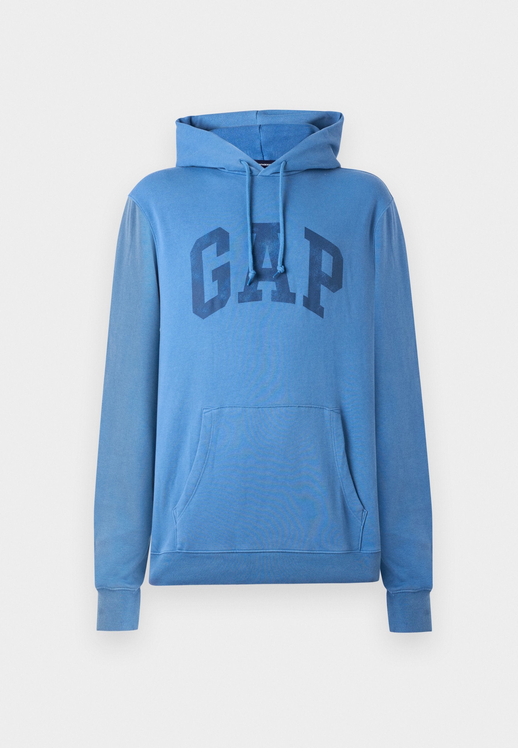 Blaue Kapuzenjacke mit "GAP"-Logo auf der Vorderseite, ausgestattet mit einer Kordelzugkapuze und einer Kängurutasche, auf weißem Hintergrund präsentiert.