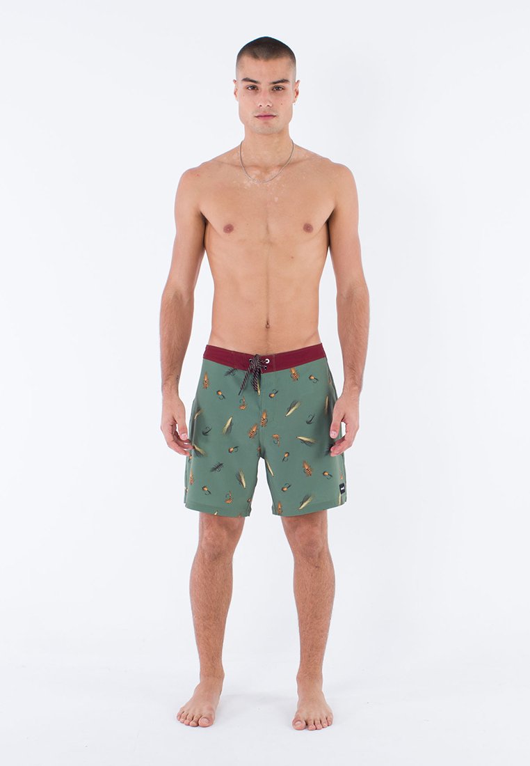 Grüne Schwimmshorts mit einem bordeauxfarbenen elastischen Bund, die ein Muster aus verschiedenen Fischen und Insektenmotiven aufweisen. Hergestellt aus leichtem Material.