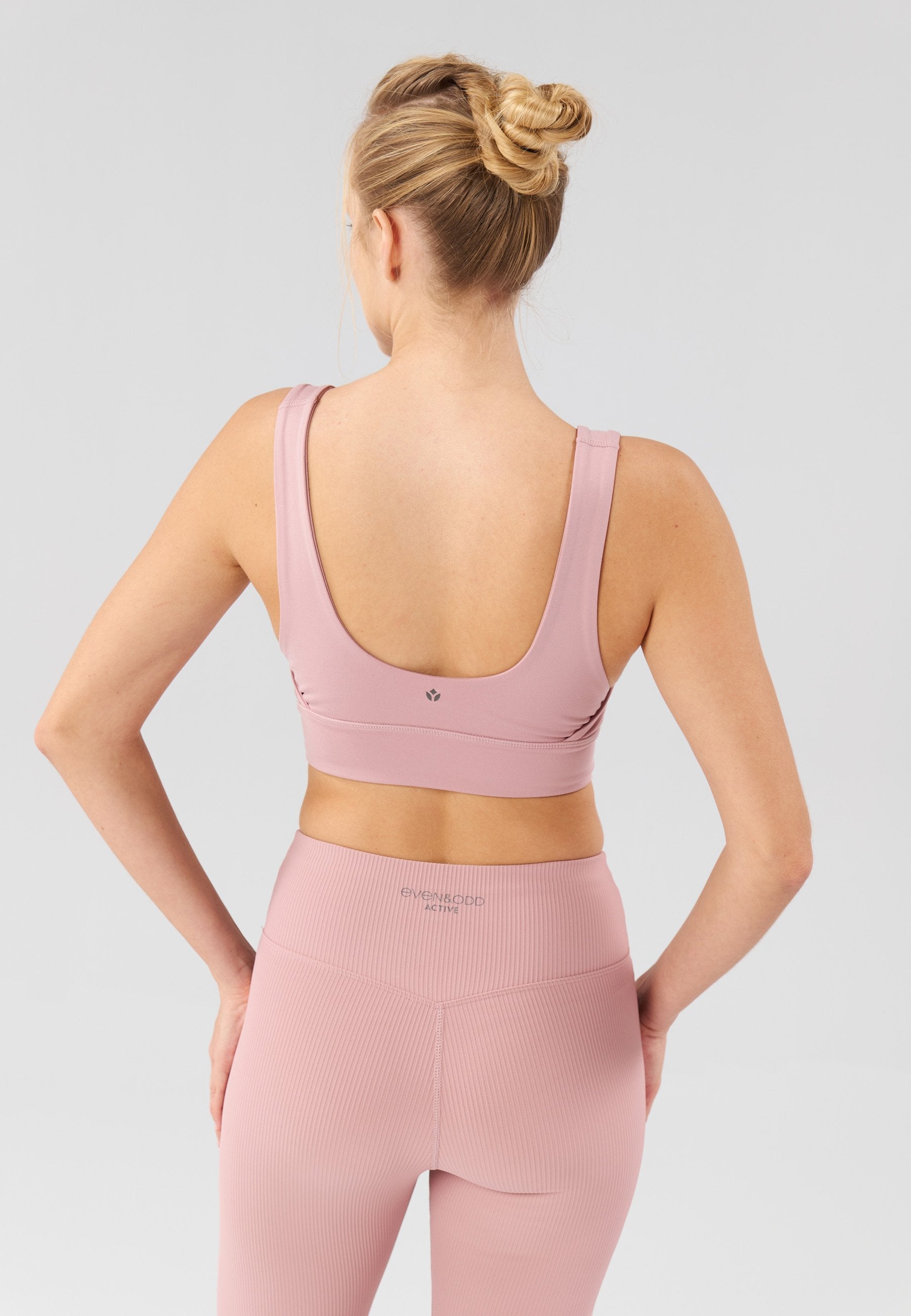 Even&Odd active MEDIUM SUPPORT SPORTS BRA WITH SIDE DETAIL