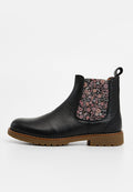 Schwarze Leder-Chelsea-Stiefel mit strukturiertem Finish, floraler elastischer Seitenpartie, brauner Gummisohle und Zugschlaufe an der Ferse.