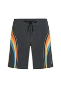 Schwarze Badeshorts mit einem Kordelzugbund, die an den Seiten horizontale Streifen in Orange, Gelb und Blau aufweisen. Weicher Stoff.