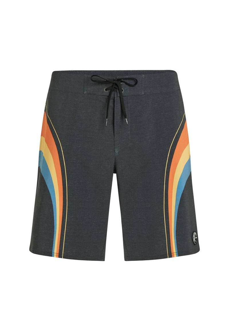 Schwarze Badeshorts mit einem Kordelzugbund, die an den Seiten horizontale Streifen in Orange, Gelb und Blau aufweisen. Weicher Stoff.