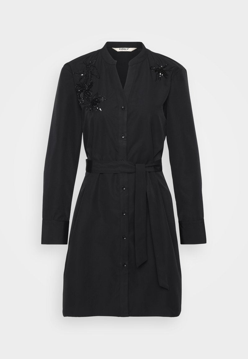 Schwarzes Baumwollhemdkleid mit einem Gürtel in der Taille, Knopfleiste vorne und verzierten floralem Paillettenmotiven auf den Schultern.
