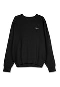 Schwarzer Rippstrickpullover mit rundem Ausschnitt, langen Ärmeln und leicht übergroßer Passform. Verfügt über ein weiß gesticktes Logo auf der Brust.