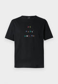 Schwarzes Baumwoll-T-Shirt mit mehrfarbigem, gesticktem Text "PS PAUL' SMITH", der vertikal in einem modernen Typografie-Design angeordnet ist. Kurze Ärmel.