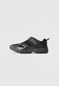 Schwarze Sportschuhe mit einem Netzobermaterial, Gummisohle und silbernen Akzenten. Verfügt über ein Slip-On-Design mit einem Klettverschlussriemen für einen sicheren Sitz.