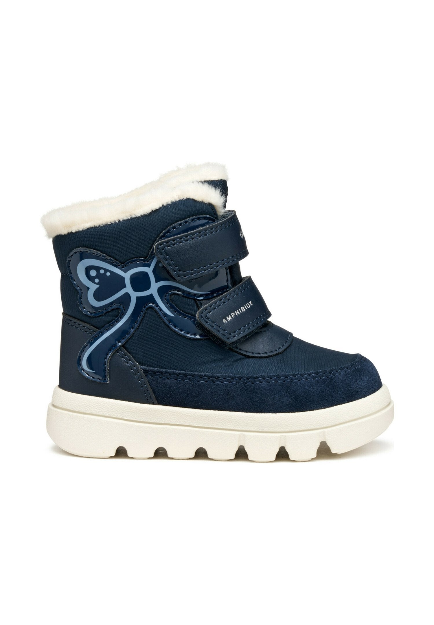 Navyblaue Stiefelette mit Kunstfellfutter, Klettverschlüssen, glänzender blauer Schleifendetail und einer weißen Gummisohle mit strukturiertem Grip-Muster.